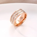Makroaufnahme von roségoldenem Ring mit zweireihigen weißen Zirkonia-Steinen - US 3 / Zweireihiger Strassring / Roségold