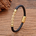Vue macro détaillée du bracelet en cuir tressé noir avec charmes dorés et zircons blancs - Style Floral Losange Ajouré (Style-5)
