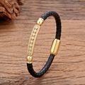 Détail d'un bracelet en cuir tressé noir pour homme avec plaque dorée et zircons - Plaque carrée géométrique avec pavé de strass (Style-6)