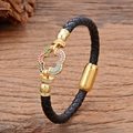 Detail van zwarte gevlochten leren armband met gekleurde zirkoon op gouden magneetsluiting - Klavertjevier Stijl (Stijl-4)