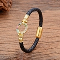 Macro-opname van zwart gevlochten leren armband met goudkleurige gesp met zirkonia - Regenboog Cirkel (Stijl-6)
