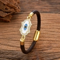 Détail du bracelet Hamsa en cuir tressé avec breloque œil bleu et fermoir magnétique - Émail Blanc (Style-5)