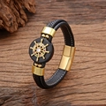 Détail du bracelet en cuir nautique avec gouvernail doré et pierres colorées - Design de Gouvernail Nautique Doré (Style-5)