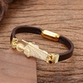 Pulsera clásica de cuero trenzado marrón con colgante de Estatua de la Libertad dorado e imán - Estilo Estatua de la Libertad