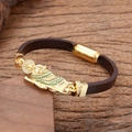 Pulsera clásica de cuero trenzado con colgante religioso dorado y cierre magnético - Estilo San Judas