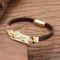 Détail du bracelet en cuir tressé marron foncé avec médaillon religieux doré et zircon - Style Saint Jude Zircone Blanche