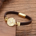 Bracciale in pelle marrone con ciondoli dorati, simboli luna e hamsa su legno - Stile Luna Cuore Palmo (Style-1)