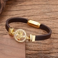 Lederarmband mit Lebensbaum-Anhänger und Magnetverschluss auf einer Holzoberfläche - Bunte Steine Lebensbaum (Stil-1)