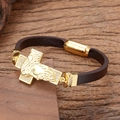 Détail d'un bracelet en cuir marron tressé avec pendentif croix de Jésus dorée et fermoir aimant - Style de Croix Relief Jésus (Style 5)