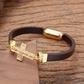 Détail du charme croix sur bracelet en cuir marron avec incrustation de zircons - Style Croix en Zirconia Coloré (Style 6)