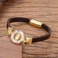 Bracciale religioso in pelle con ciondolo Vergine Maria, chiusura magnetica e gemme - Stile Vergine Maria con Zirconia Multicolore