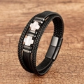 Dettaglio macro del bracciale multistrato in pelle da uomo con croci in pietra e chiusura - Quarzo rosa