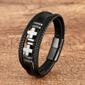 Dettaglio di un bracciale multistrato in pelle da uomo con croci in argento e chiusura magnetica - Ematite