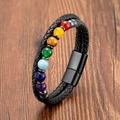 Dettaglio del bracciale in pelle intrecciata con sette pietre chakra e chiusura magnetica - 19cm / Nero-B