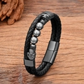 Nahaufnahme von Punk-Totenkopf-Lederarmband mit Metallperlen auf Vintage-Holzoberfläche - 19cm / Hämatit