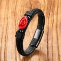 Détail d'un bracelet en cuir tressé noir avec breloque cinabre rouge et fermoir magnétique - 19cm / Animal de Bon Augure en Relief Rouge (Style 2)