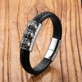 Detail eines Herren-Lederarmbands mit geflochtenem Muster und silberner Buddha-Metallplatte - 19cm / Buddha-Stil