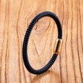 Nahaufnahme des handgewebten Seilarmbands mit goldenem Magnetverschluss-Detail - Schwarz Blau Mit Goldener Schließe (Stil 17)
