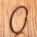 Makroaufnahme von handgefertigtem gewebtem Armband mit poliertem Gold-Magnetverschluss - Rot Schwarz Grau Mit Goldener Schließe (Stil 14)