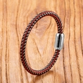 Nahaufnahme von handgewebtem rot-schwarzem Armband mit silbernem Magnetverschluss aus Stahl - Rot Schwarz Gold Mit Silberner Schließe (Stil 12)