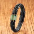 Dettaglio di un bracciale in pelle intrecciata nera con pietra verde e chiusura magnetica - Stile Decorazione in PVC Effetto Ceramica (SL-602-3)