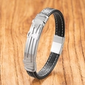Pulsera para hombre de cuero negro trenzado con colgante de cruz sobre fondo de madera - 19cm / Blanco