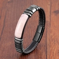 Detail eines schwarzen Lederarmbands mit rosa Stein und magnetischem Metallverschluss - 19cm / Rosenquarz