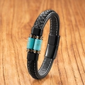 Dettaglio bracciale da uomo in pelle nera intrecciata con perle blu e chiusura magnetica - Turchese sintetico