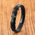 Dettaglio del bracciale in pelle nera con croce in pietra verde scuro e cuciture a contrasto - Agata-C