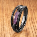 Gros plan sur bracelet multicouche en cuir avec pierre d'oeil de tigre et fermoir aimanté - Améthyste