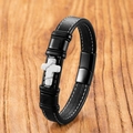 Détail d'un bracelet en cuir noir avec surpiqûres blanches et croix en marbre - 19cm / Howlite