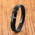 Dettaglio del bracciale in pelle intrecciata nera da uomo con croce e chiusura magnetica - Ematite