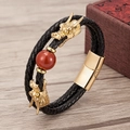 Detail von goldenen Drachenanhängern mit roter Achatperle an einem geflochtenen Lederarmband - Gold-Roter Achat (Gold-D)