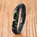 Detail eines mehrlagigen schwarzen Lederarmbands mit grünen Tigerauge-Perlen und Magnetverschluss - Grünes Tigerauge