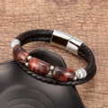 Gros plan sur un bracelet en cuir tressé noir avec trois pierres œil de tigre rouges - Argent-Oeil de Tigre Rouge (Silver B)