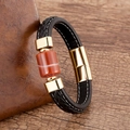 Dettaglio del bracciale in pelle nera intrecciata con agata rossa e chiusura dorata - Stile Agata Rossa Dorata (Gold-6)