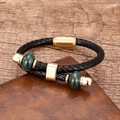 Detail van handgeweven lederen armband met gouden magneetsluiting en groene stenen kralen - Goud Zwart Leer Glimmende Sluiting Donkergroene Kraal (Gold-7)