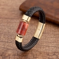 Dettaglio del bracciale in pelle intrecciata da uomo con pietra di diaspro rosso e fibbia - Stile Pietra Rossa Dorata (Gold-7)