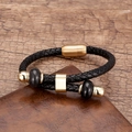 Detail van zwarte gevlochten leren armband met gouden magneetsluiting en metalen kralen - Goud Zwart Leer Glimmende Sluiting Gepolijste Zwarte Kraal (Gold-9)