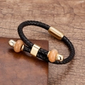 Detail van de gevlochten lederen armband met gouden magneetsluiting en oranje stenen kralen - Goud Zwart Leer Glimmende Sluiting Warm Oranje Kraal (Gold-11)