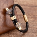 Detail van zwart gevlochten lederen armband met gouden accenten en grijze kralen - Goud Zwart Leer Glimmende Sluiting Grijze Transparante Kraal (Gold-12)