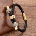 Detail van de gevlochten leren armband met gouden magneetsluiting en grijze stenen kralen - Goud Zwart Leer Glimmende Sluiting Grijze Matte Kraal (Gold-13)