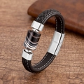 Dettaglio macro del bracciale in pelle nera intrecciata con perla d'agata e chiusura magnetica - Stile Agata a Fasce Bianche e Nere Argentata (Silver-4)