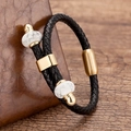 Macro-opname van zwart gevlochten lederen armband met gouden magneetsluiting en marmeren kralen - Goud Zwart Leer Glimmende Sluiting Witte Steen Kraal (Gold-14)