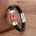 Dettaglio ravvicinato del bracciale in pelle nera intrecciata con agata rossa - Stile Agata Rossa Argentata (Silver-6)