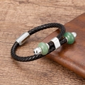 Macro-opname van gevlochten leren armband met groene kralen en zilveren magnetische sluiting - Zilver Zwart Leer Hoogglans Sluiting Glimmende Groene Kraal (Silver-3)