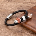 Detail van gevlochten lederen armband met rode kralen en een magnetische sluiting - Zilver Zwart Leer Spiegel Sluiting Rood Witte Gestippelde Kraal (Silver-4)