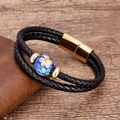 Dettaglio di bracciale in pelle nera a doppio strato con perlina floreale e chiusura dorata - Oro-Rosa Blu Dipinto (G)