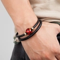 Dettaglio del bracciale doppio in pelle intrecciata nera con pietra rossa e distanziatori oro - Oro-Rosso Nero Trama (H)