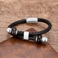 Detail van een gevlochten zwarte lederen armband met zilveren kralen en magneetsluiting - Zilver Zwart Leer Glimmende Sluiting Zwarte Ronde Kraal (Silver-9)